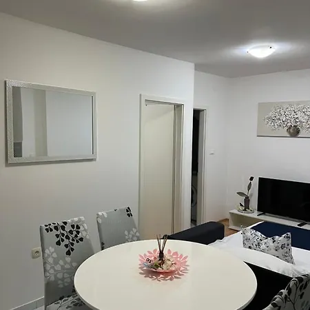 Dena Apartment *