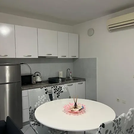 Dena Apartment *
